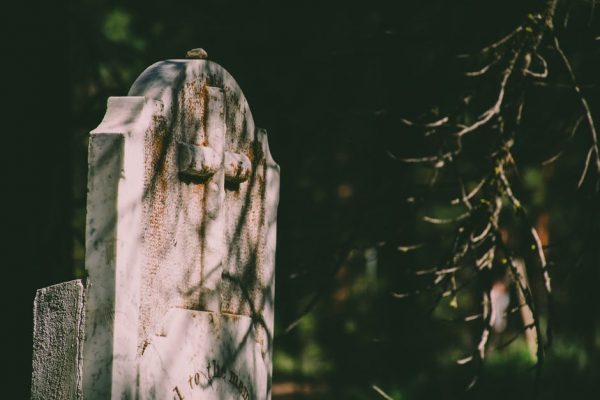 7 Helpful Tips for DIY Cleaning Headstones
